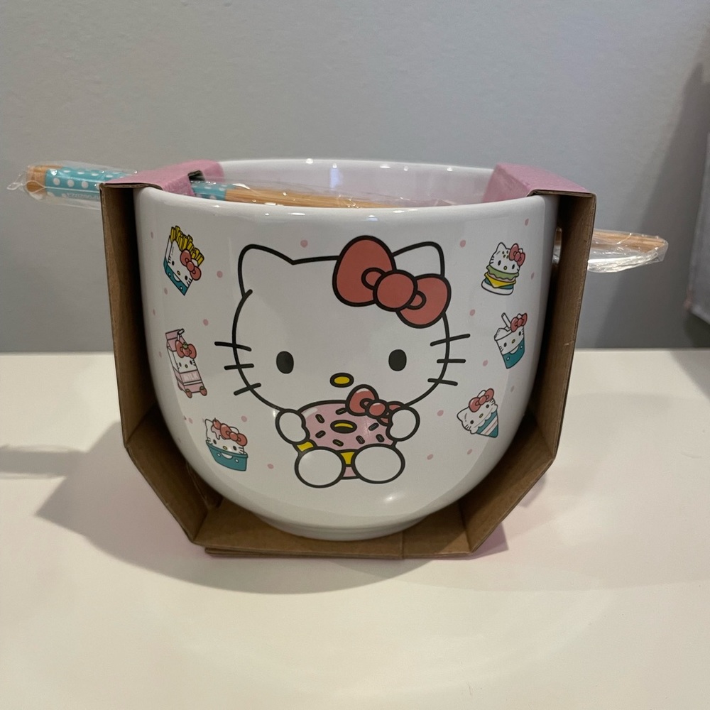 NWT Hello Kitty Sanrio Ramen Bowl w/ Chopsticks Set